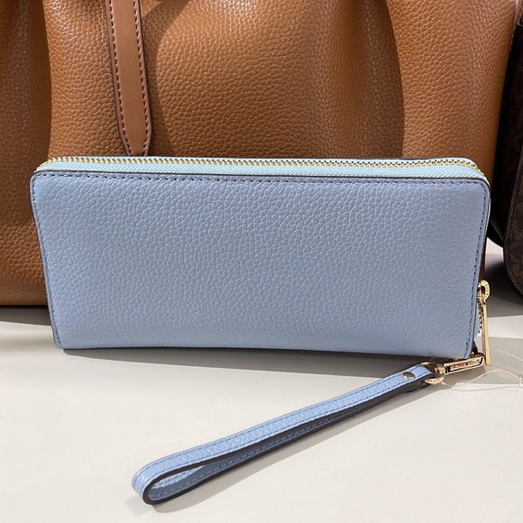 Michael Kors Jet Set Travel Large Travel CONTINENTAL
Pale Blue - Picture 5 of 16